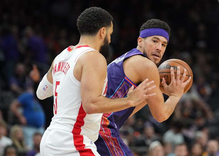 Rockets guard Fred VanVleet (5) guards Phoenix Suns guard Devin Booker (1) during the second half at Footprint Center.
